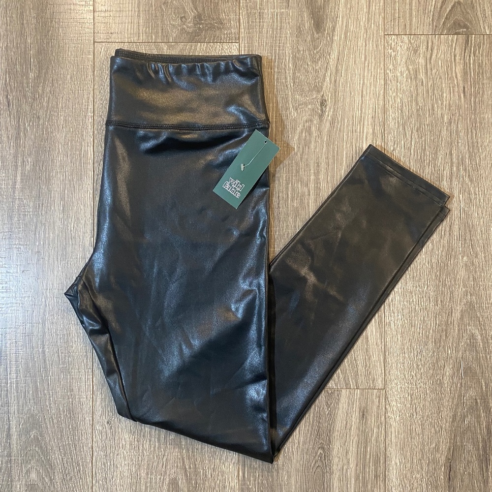 NWT - PLEATHER LEGGINGS SIZE LARGE